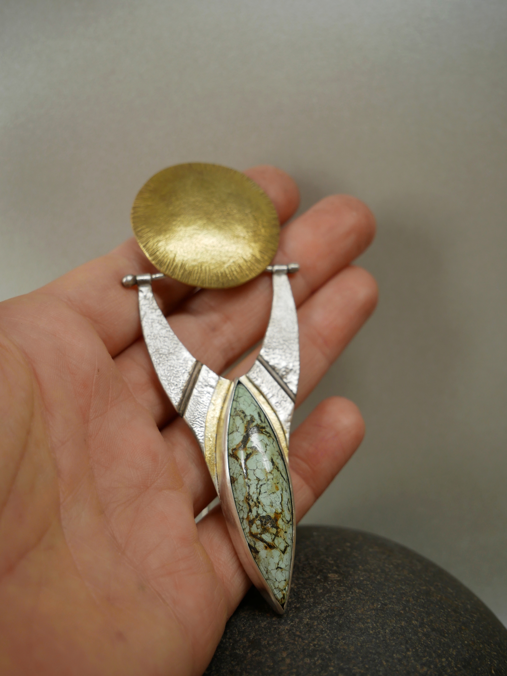 Maxi pendentif artisanal en argent texturé et laiton, turquoise et feuille d'or 22k en keum-boo, fait main à Bordeaux. Création unique Elizart