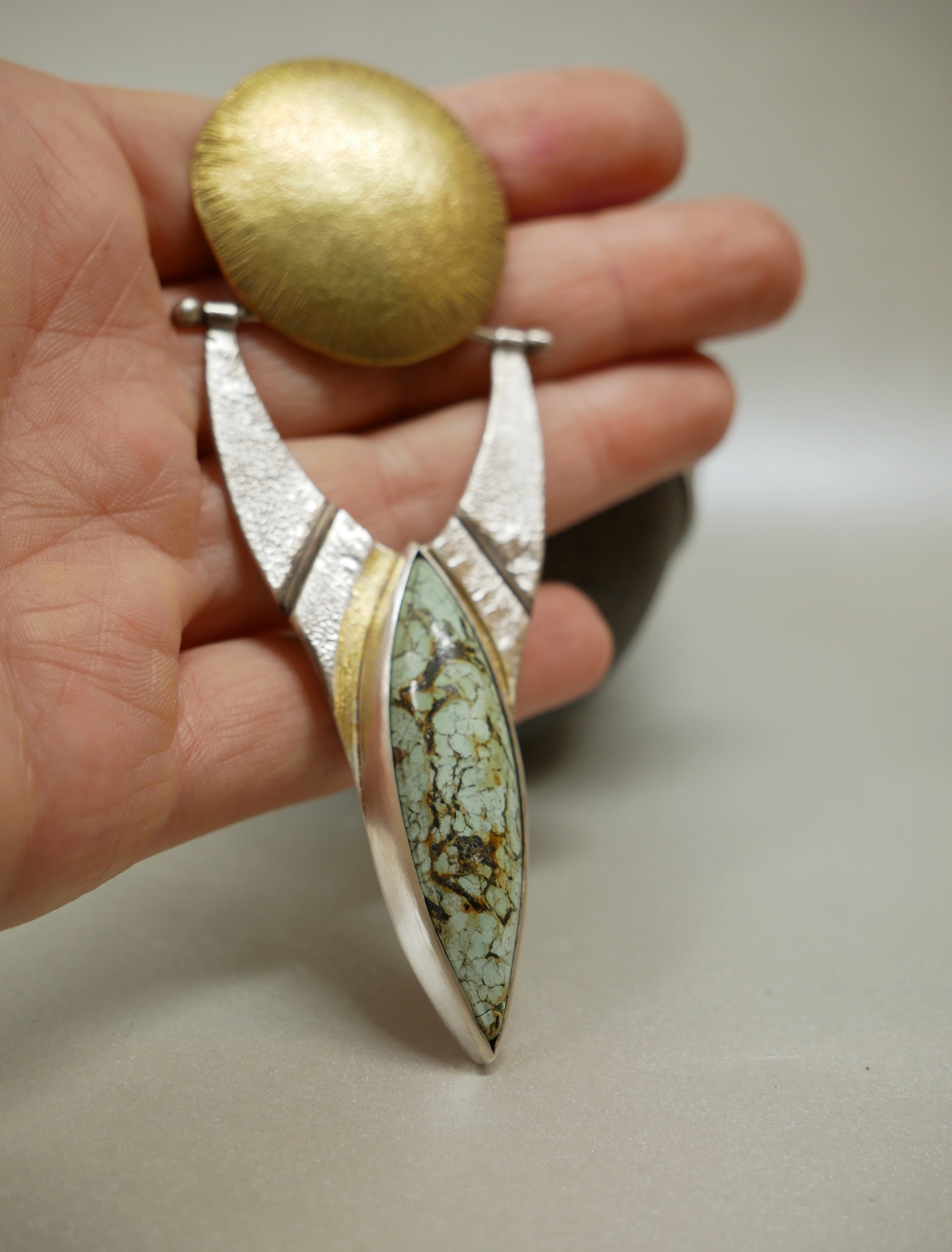 Maxi pendentif artisanal en argent texturé et laiton, turquoise et feuille d'or 22k en keum-boo, fait main à Bordeaux. Création unique Elizart