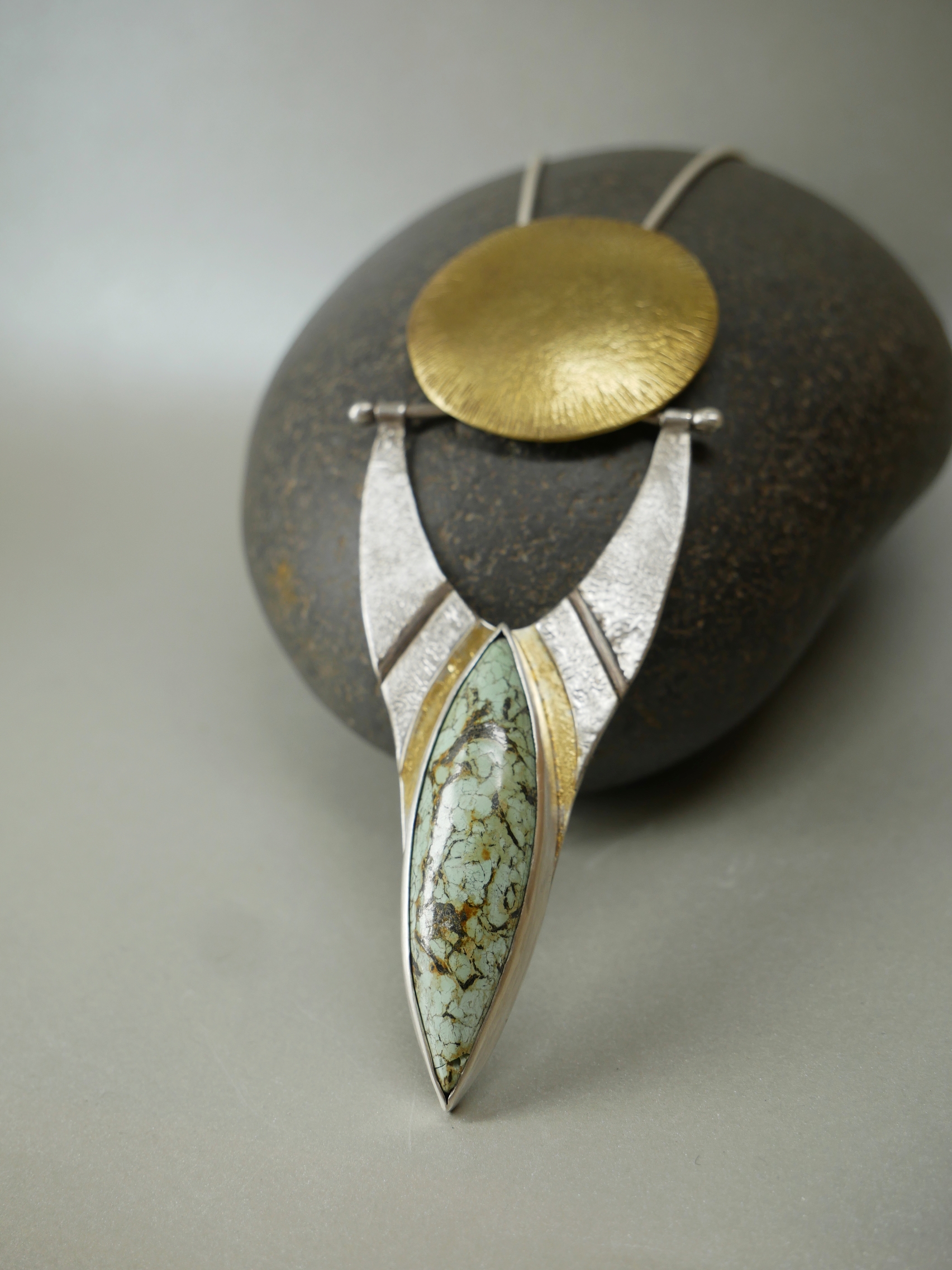 Maxi pendentif artisanal en argent texturé et laiton, turquoise et feuille d'or 22k en keum-boo, fait main à Bordeaux. Création unique Elizart
