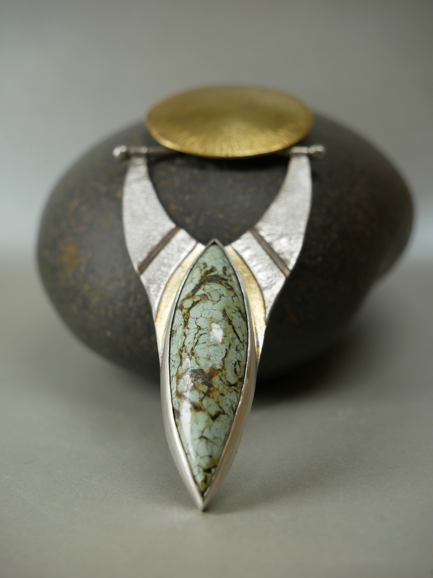 Maxi pendentif artisanal en argent texturé et laiton, turquoise et feuille d'or 22k en keum-boo, fait main à Bordeaux. Création unique Elizart