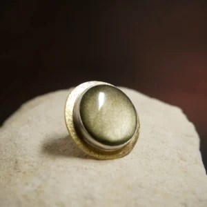 Maxi bague en argent, laiton texturé et obsidienne dorée. Pièce unique faite main à Bordeaux par Eliz'art