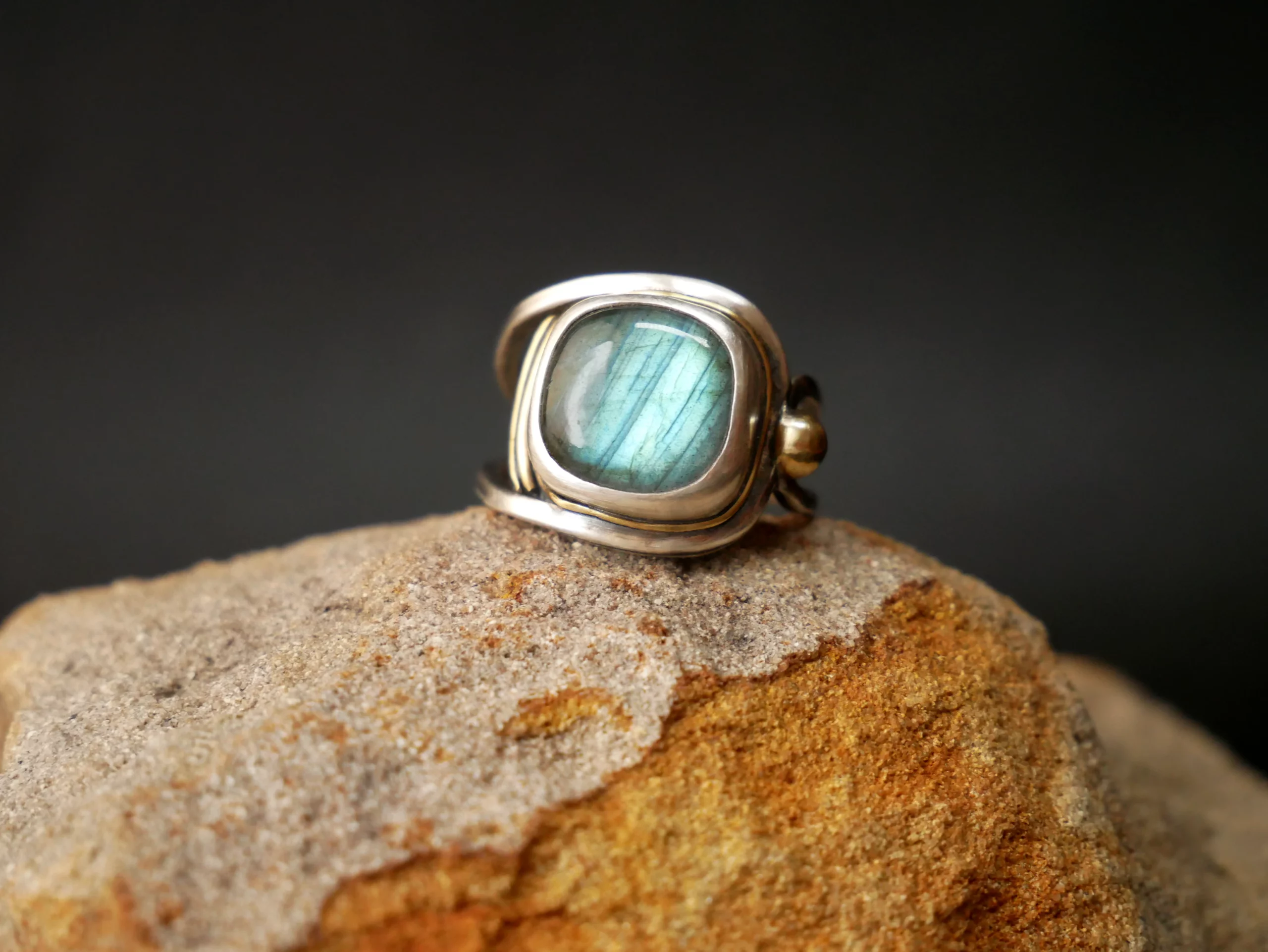 Bague large ajourée en argent, laiton et labradorite aux reflets bleus. Pièce unique faite main par Eliz'art à Bordeaux