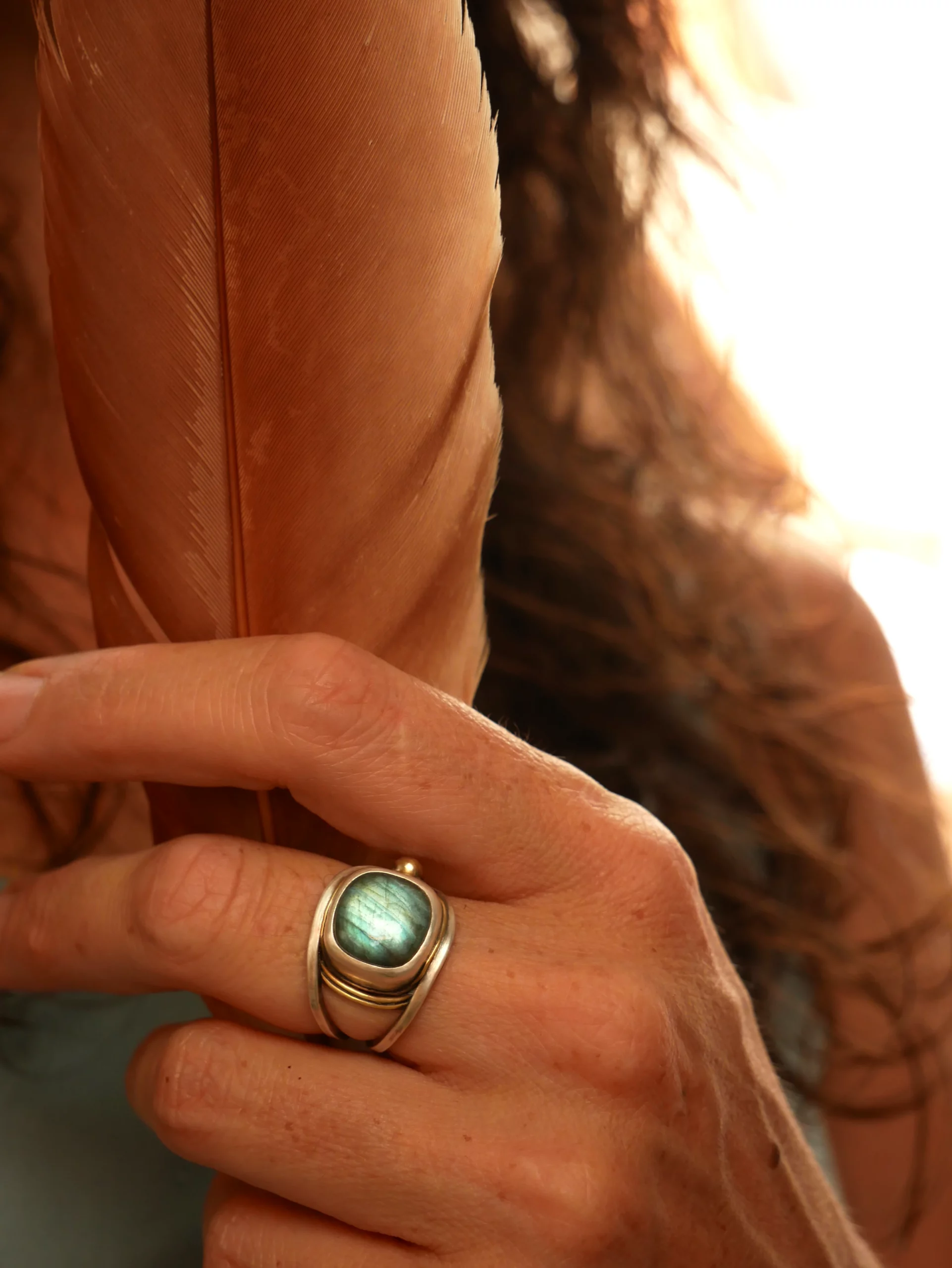 Bague large ajourée en argent, laiton et labradorite aux reflets bleus. Pièce unique faite main par Eliz'art à Bordeaux