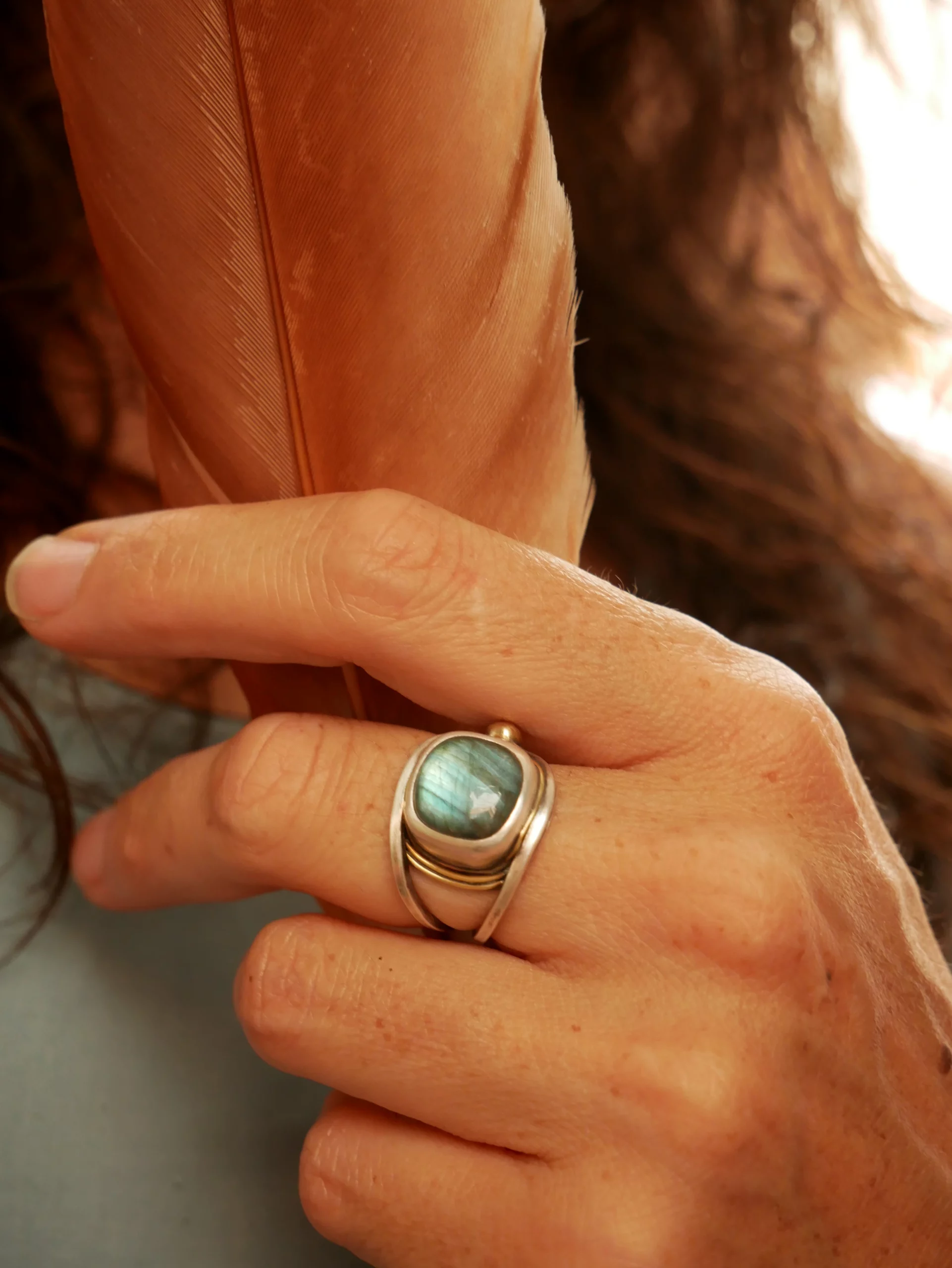 Bague large ajourée en argent, laiton et labradorite aux reflets bleus. Pièce unique faite main par Eliz'art à Bordeaux