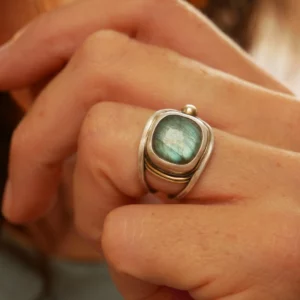 Bague large ajourée en argent, laiton et labradorite aux reflets bleus. Pièce unique faite main par Eliz'art à Bordeaux