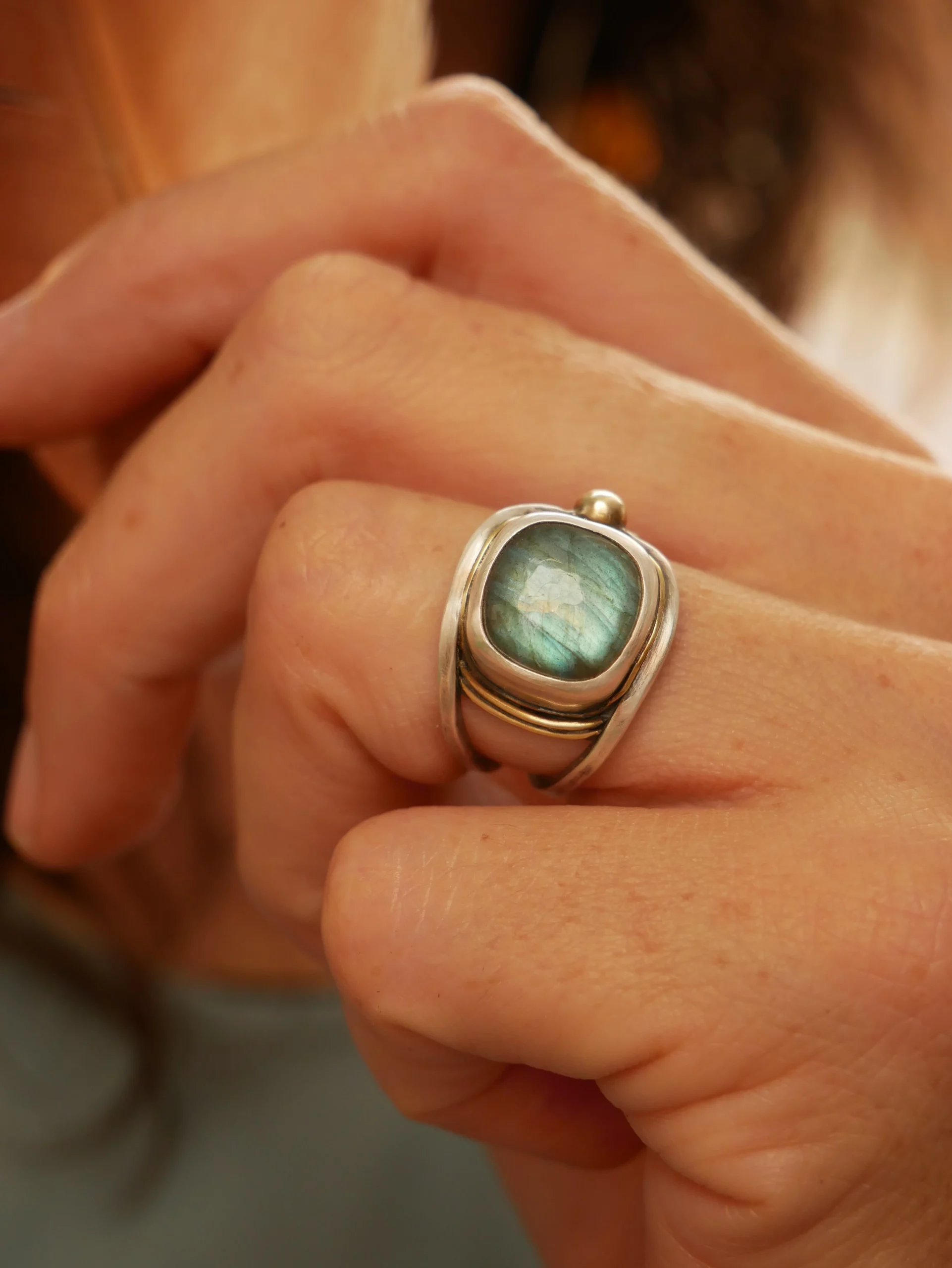 Bague large ajourée en argent, laiton et labradorite aux reflets bleus. Pièce unique faite main par Eliz'art à Bordeaux