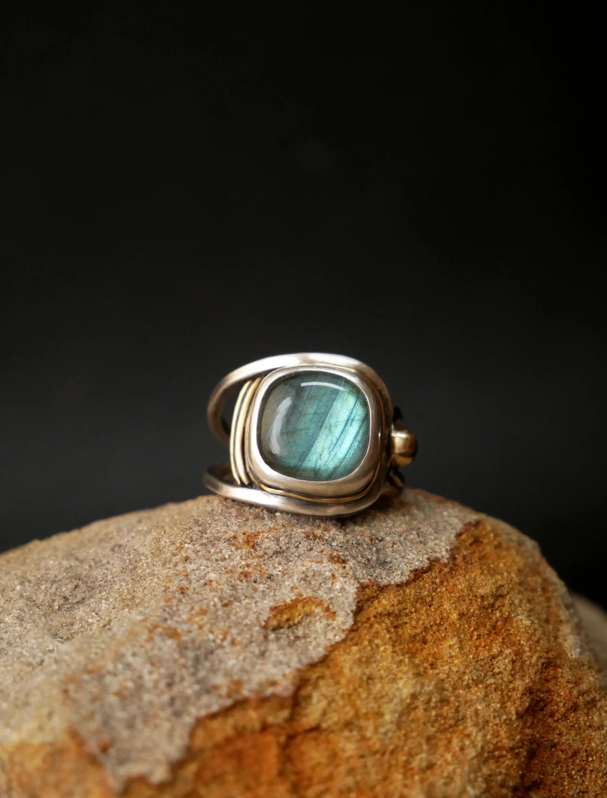 Bague large ajourée en argent, laiton et labradorite aux reflets bleus. Pièce unique faite main par Eliz'art à Bordeaux