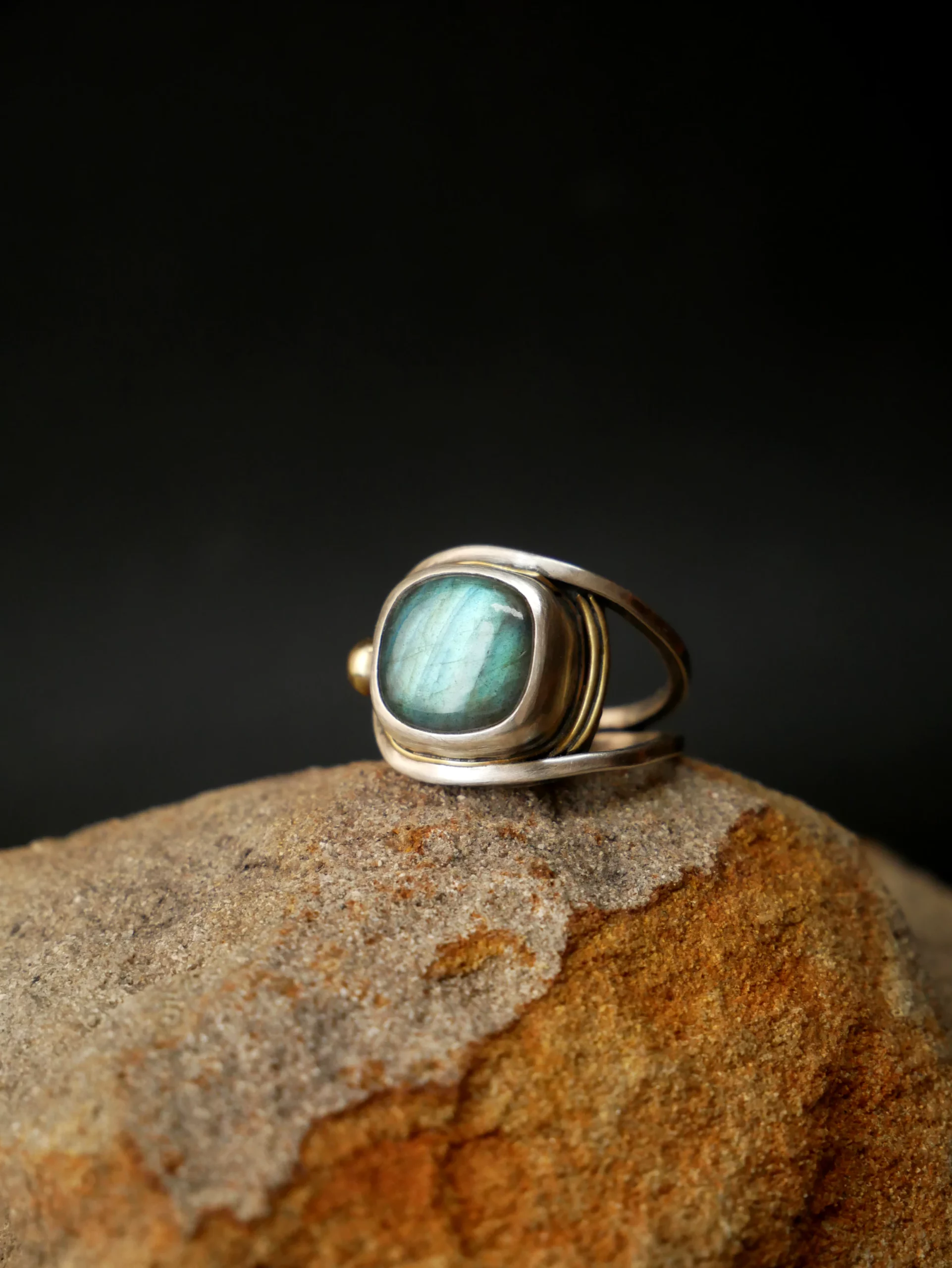 Bague large ajourée en argent, laiton et labradorite aux reflets bleus. Pièce unique faite main par Eliz'art à Bordeaux
