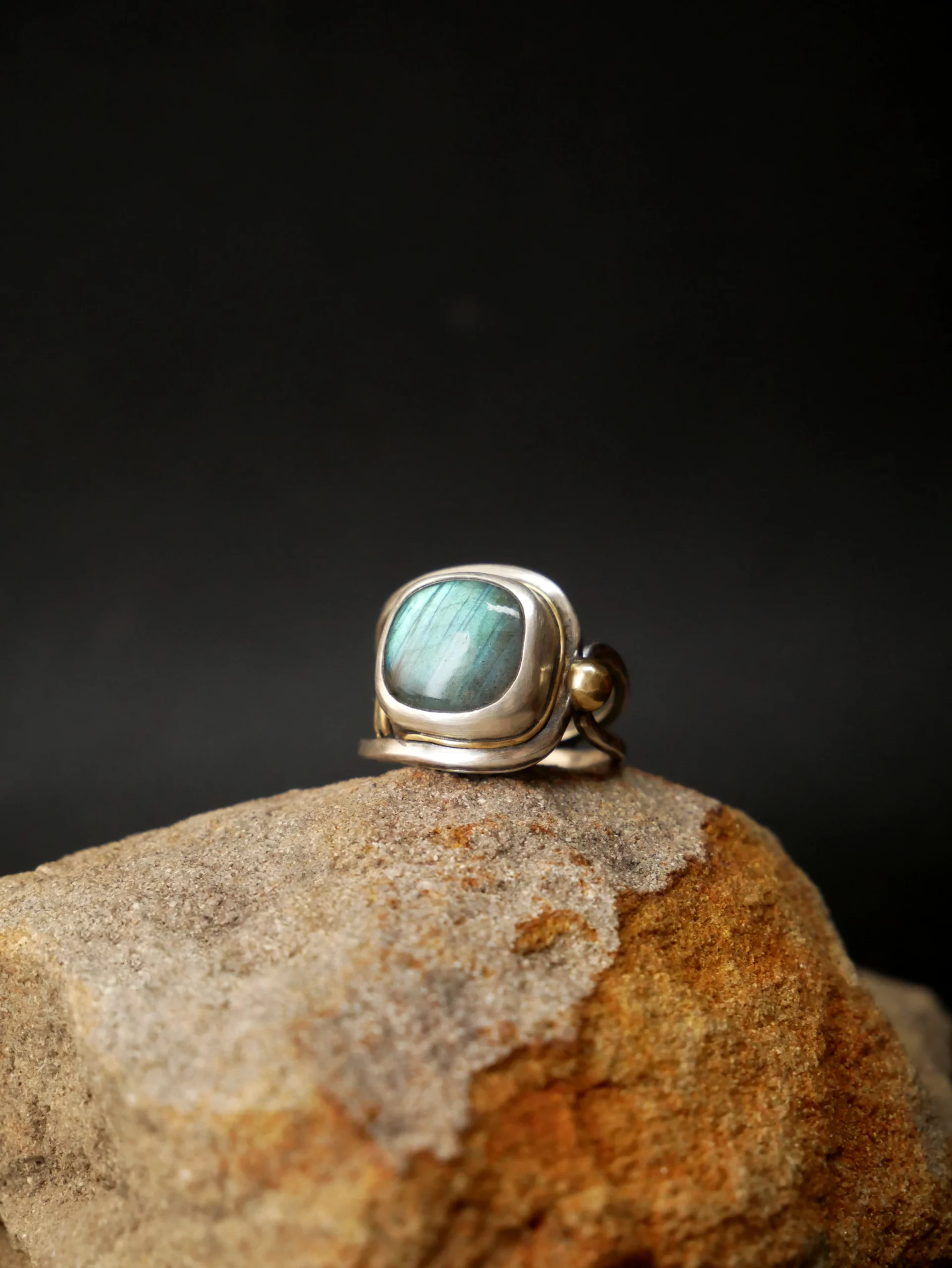 Bague large ajourée en argent, laiton et labradorite aux reflets bleus. Pièce unique faite main par Eliz'art à Bordeaux