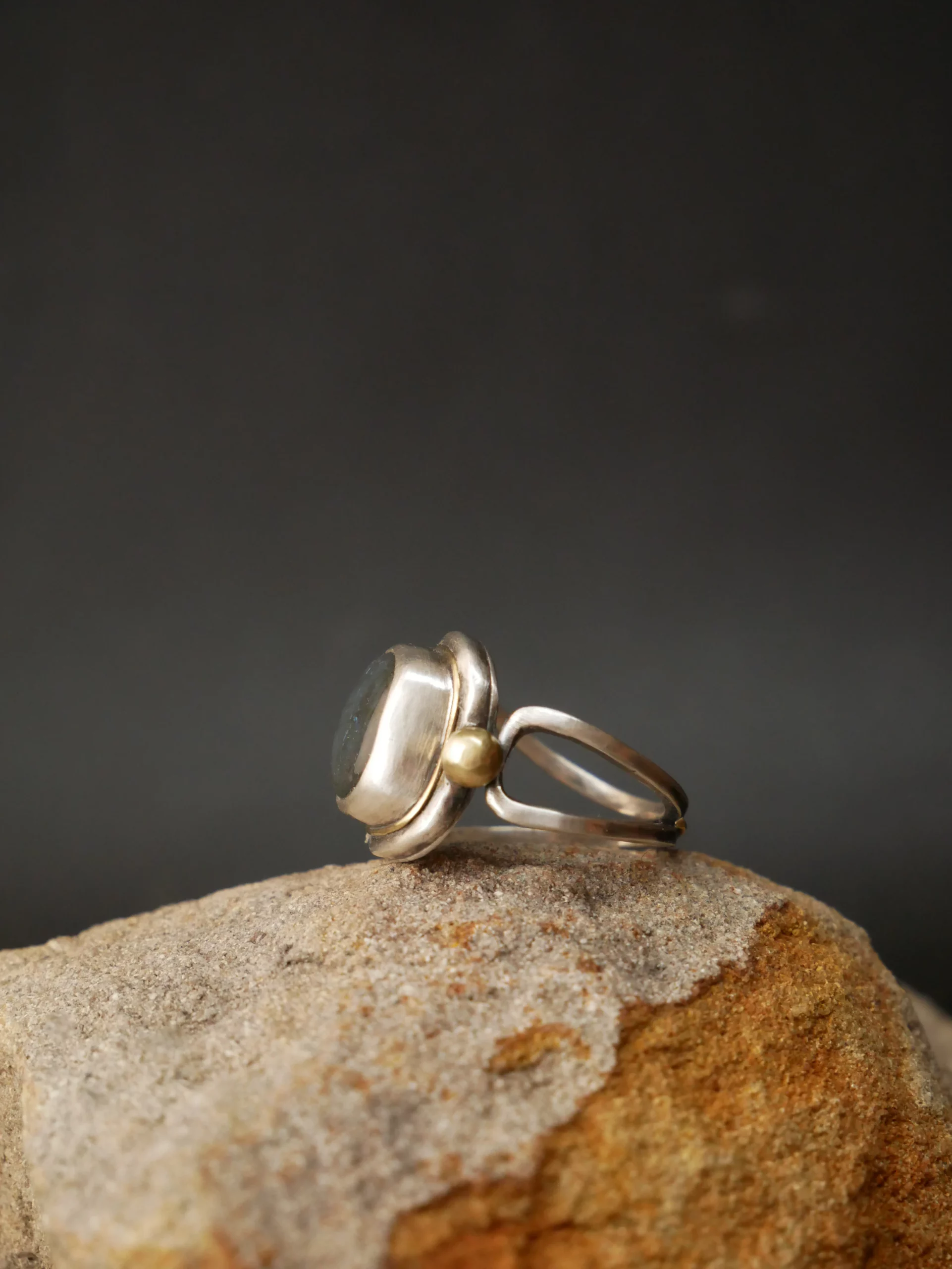 Bague large ajourée en argent, laiton et labradorite aux reflets bleus. Pièce unique faite main par Eliz'art à Bordeaux