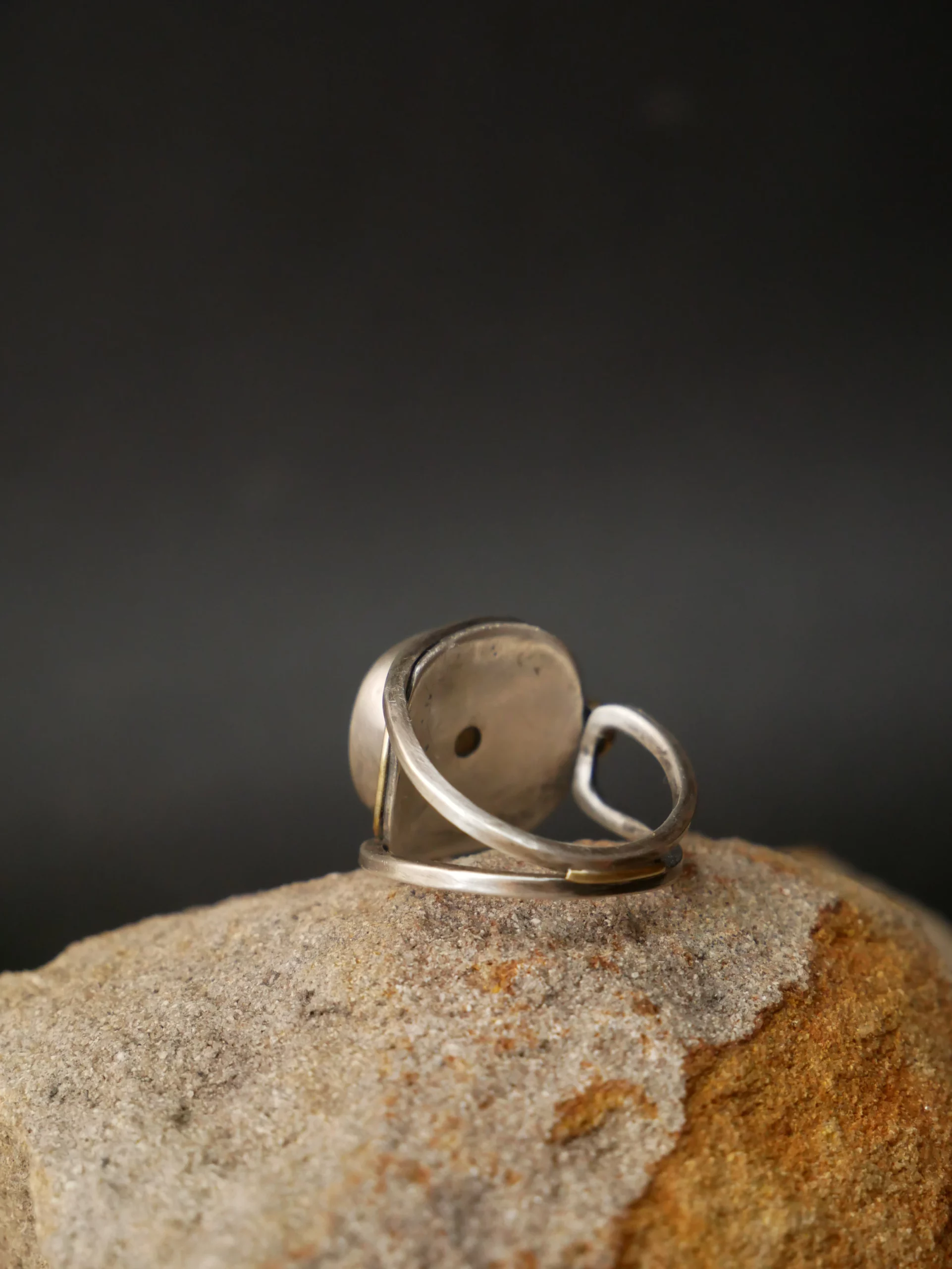 Bague large ajourée en argent, laiton et labradorite aux reflets bleus. Pièce unique faite main par Eliz'art à Bordeaux