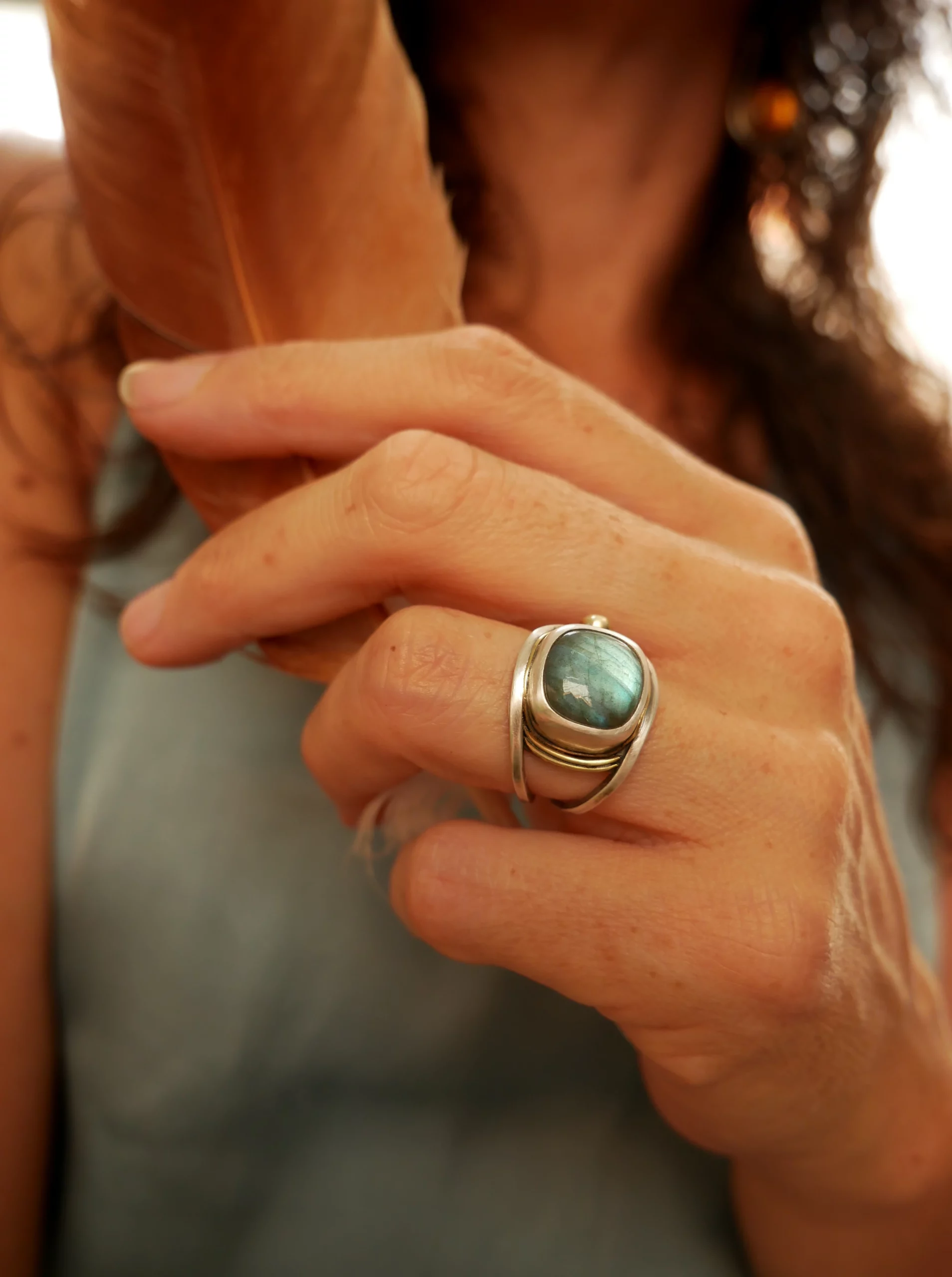 Bague large ajourée en argent, laiton et labradorite aux reflets bleus. Pièce unique faite main par Eliz'art à Bordeaux