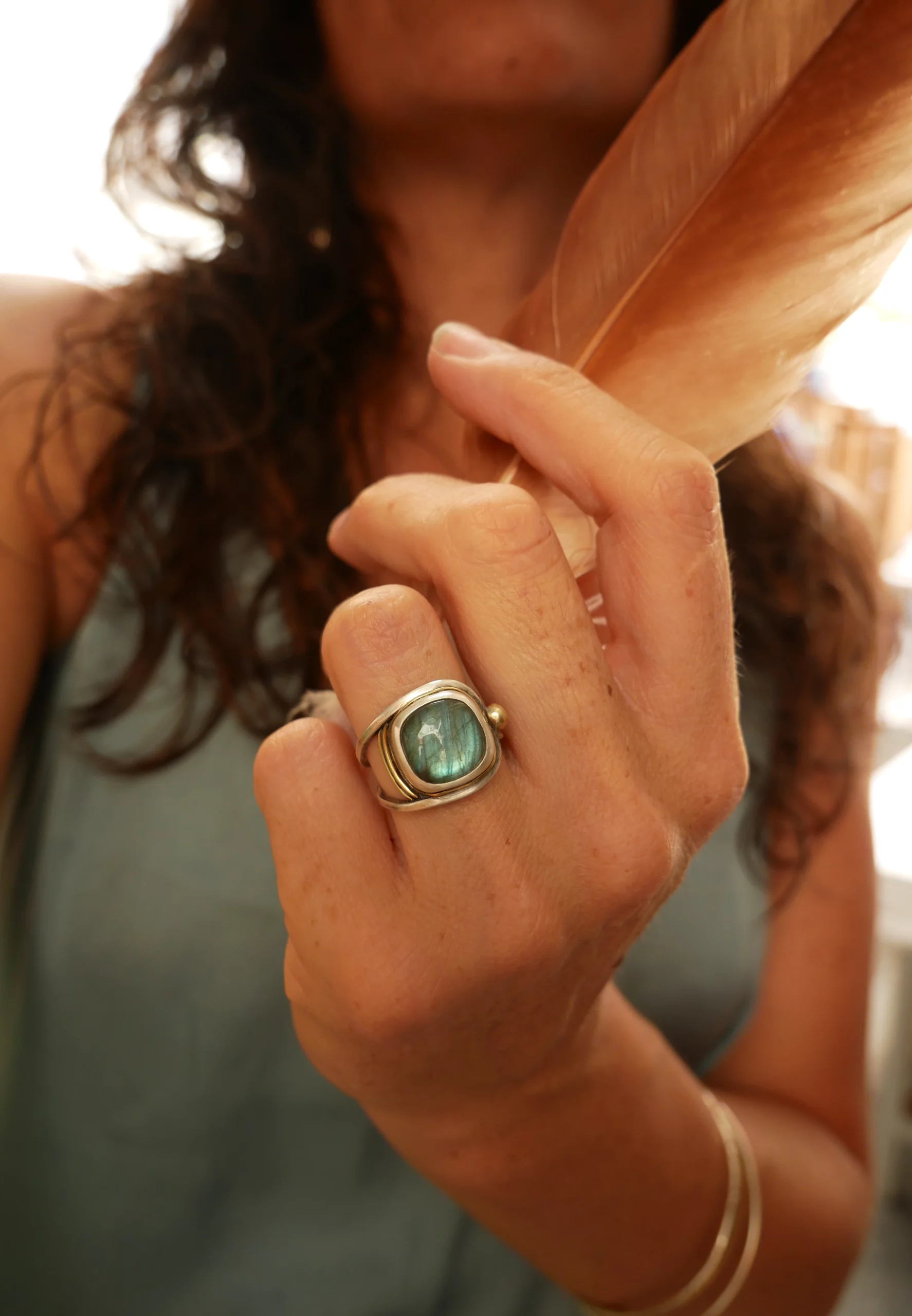 Bague large ajourée en argent, laiton et labradorite aux reflets bleus. Pièce unique faite main par Eliz'art à Bordeaux