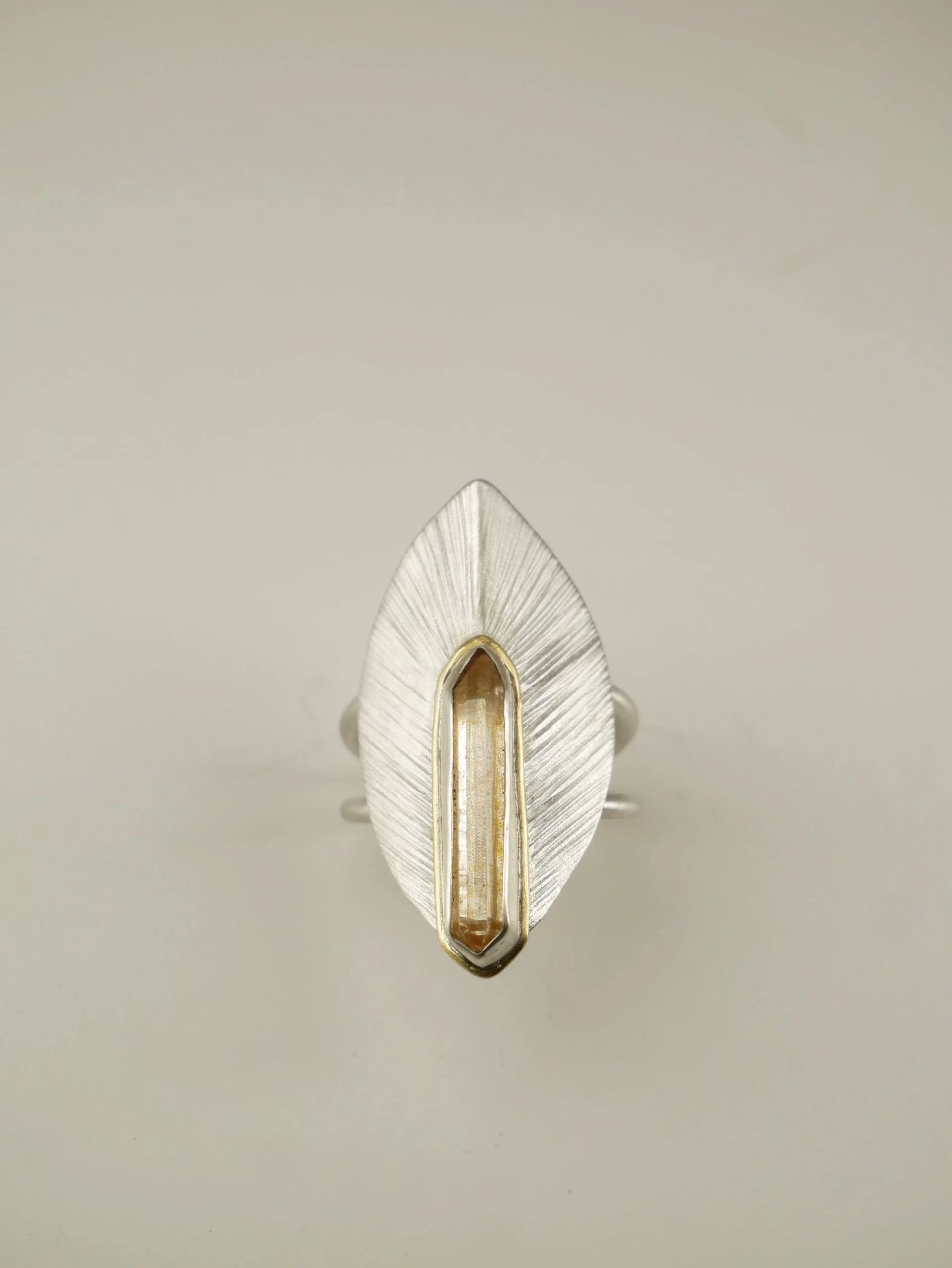 Bague en argent strié en forme de feuille d'automne avec citrine biterminée et liseret en laiton. Pièce unique réalisée à la main par Eliz'art, Bordeaux.