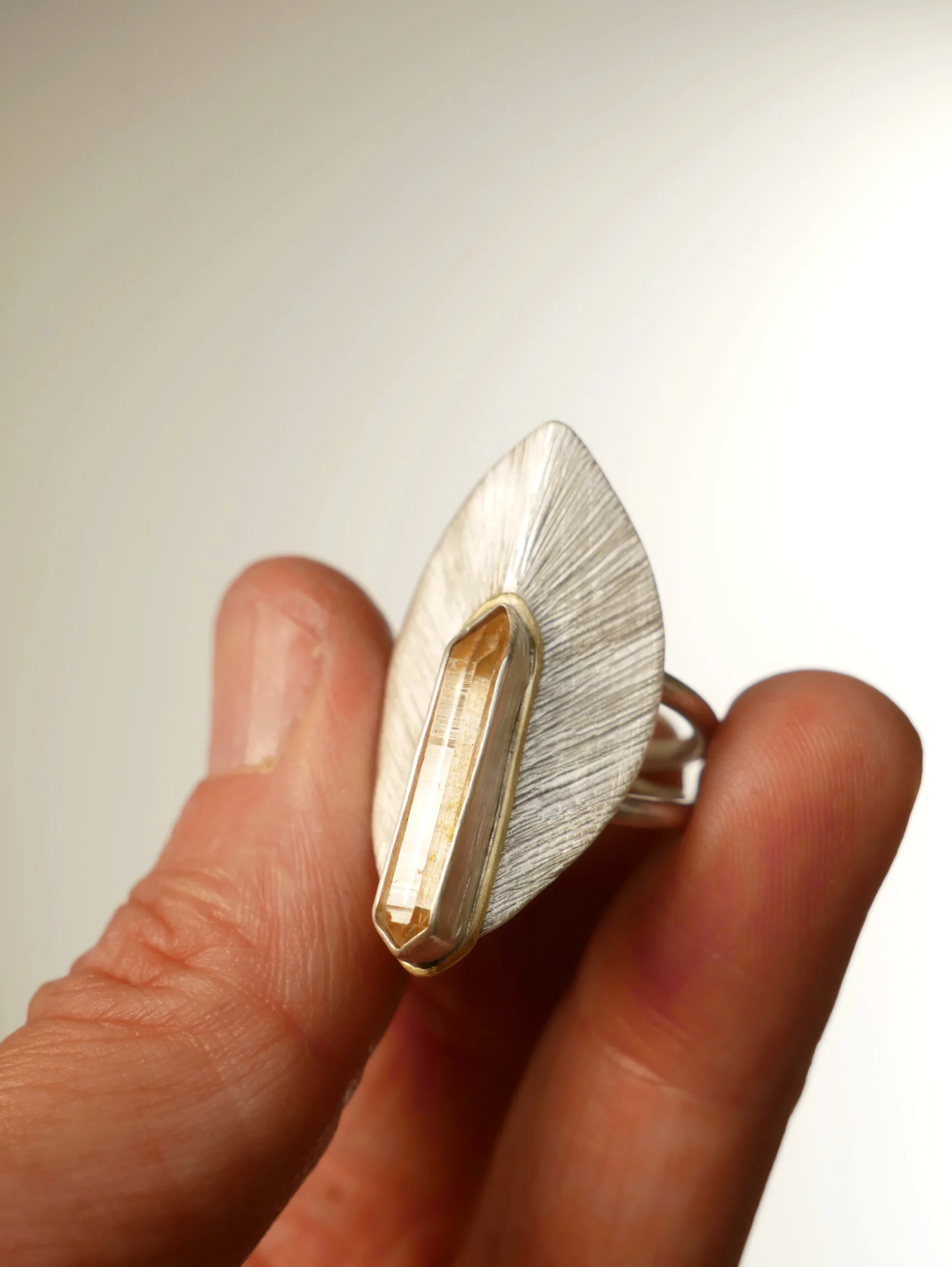 Bague en argent strié en forme de feuille d'automne avec citrine biterminée et liseret en laiton. Pièce unique réalisée à la main par Eliz'art, Bordeaux.