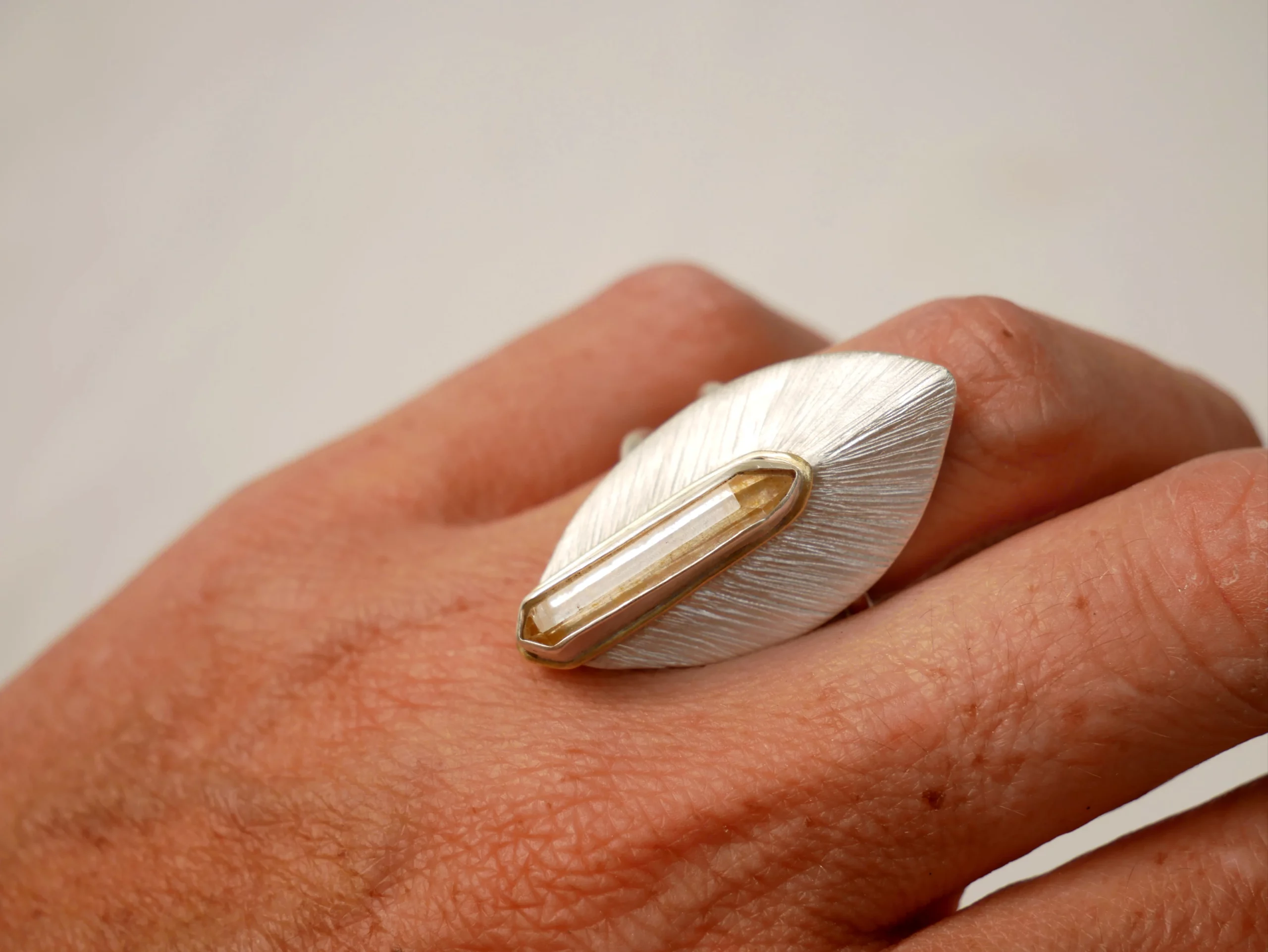 Bague en argent strié en forme de feuille d'automne avec citrine biterminée et liseret en laiton. Pièce unique réalisée à la main par Eliz'art, Bordeaux.