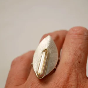 Bague en argent strié en forme de feuille d'automne avec citrine biterminée et liseret en laiton. Pièce unique réalisée à la main par Eliz'art, Bordeaux.