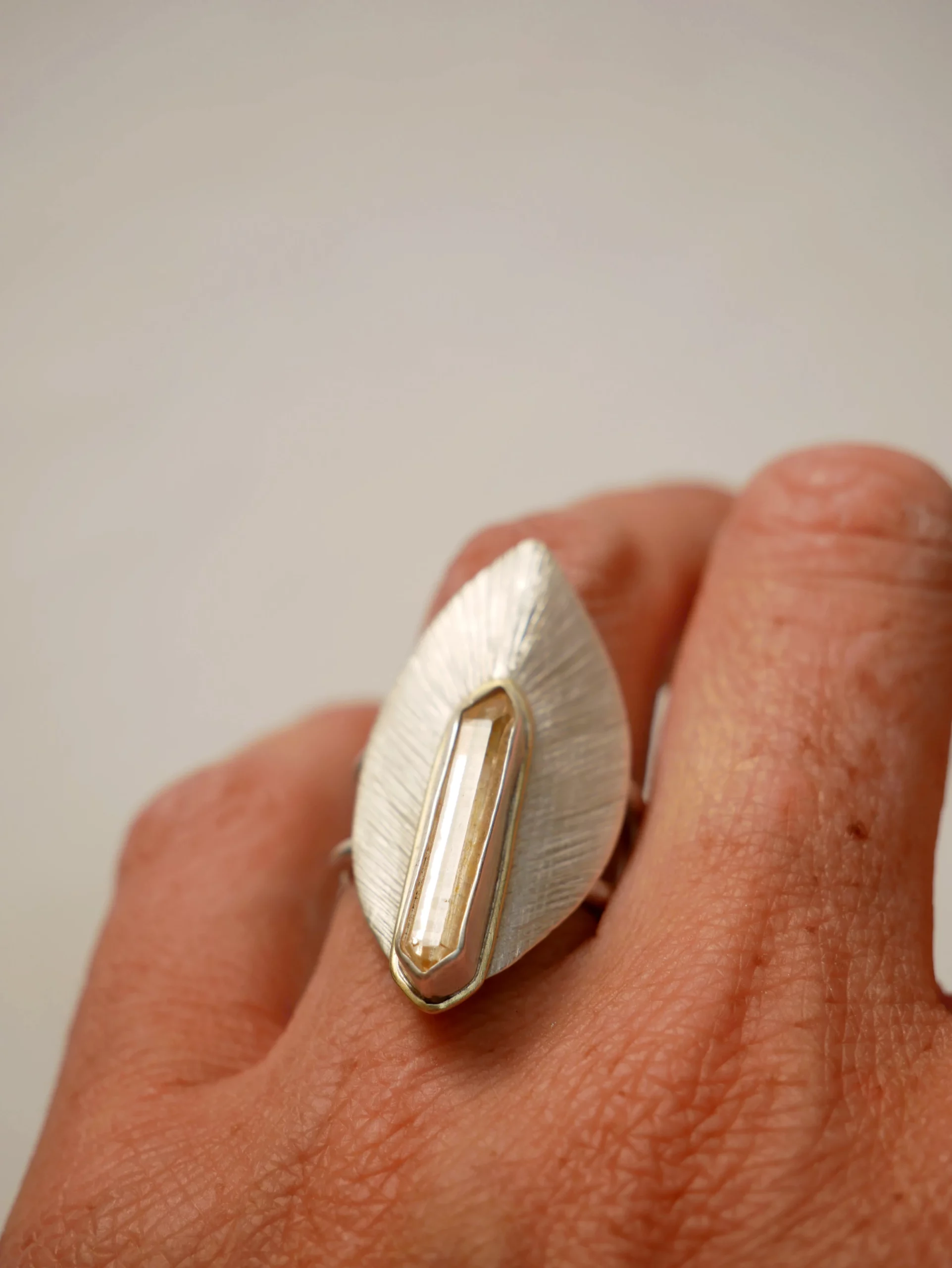 Bague en argent strié en forme de feuille d'automne avec citrine biterminée et liseret en laiton. Pièce unique réalisée à la main par Eliz'art, Bordeaux.