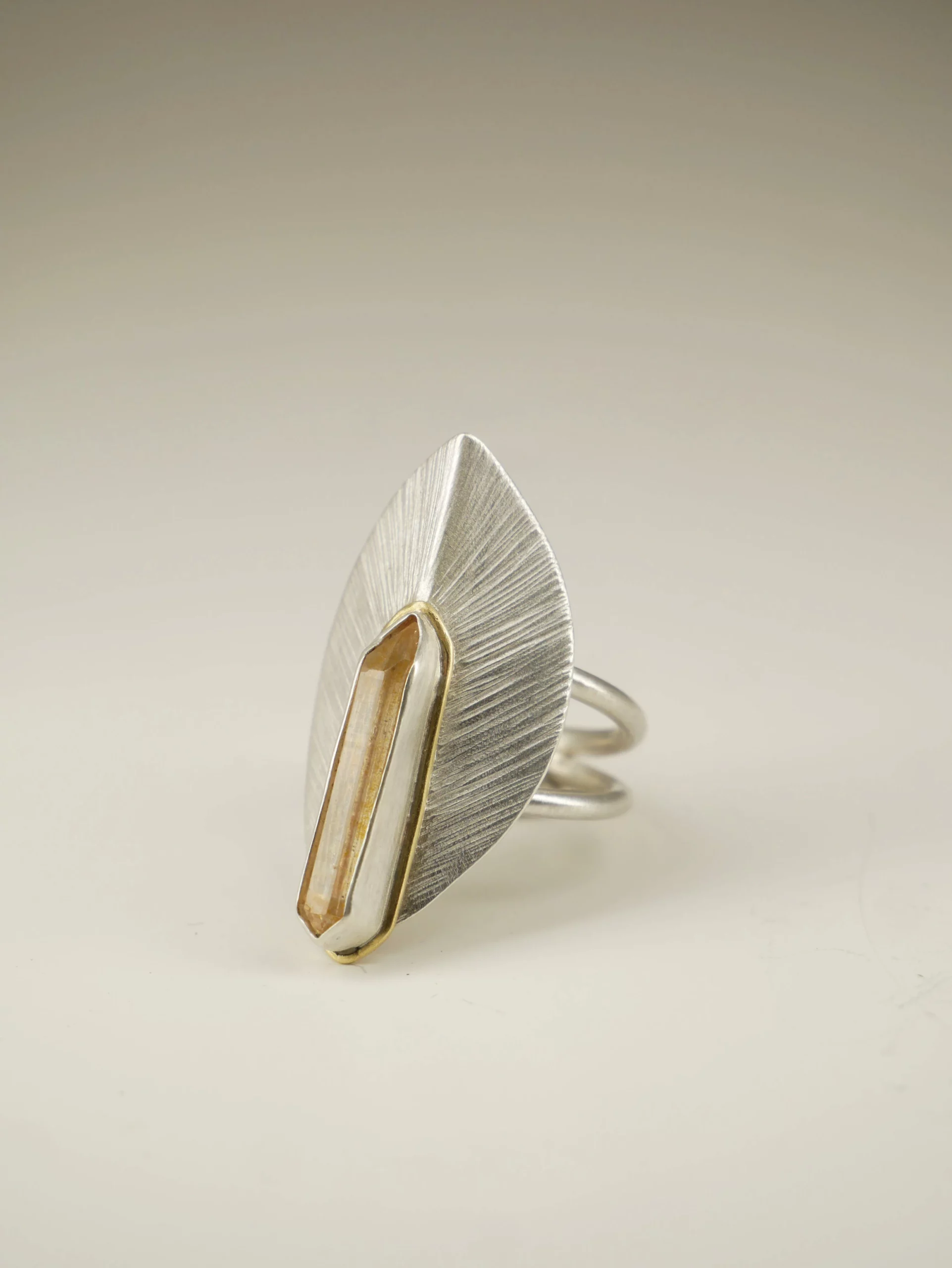 Bague en argent strié en forme de feuille d'automne avec citrine biterminée et liseret en laiton. Pièce unique réalisée à la main par Eliz'art, Bordeaux.