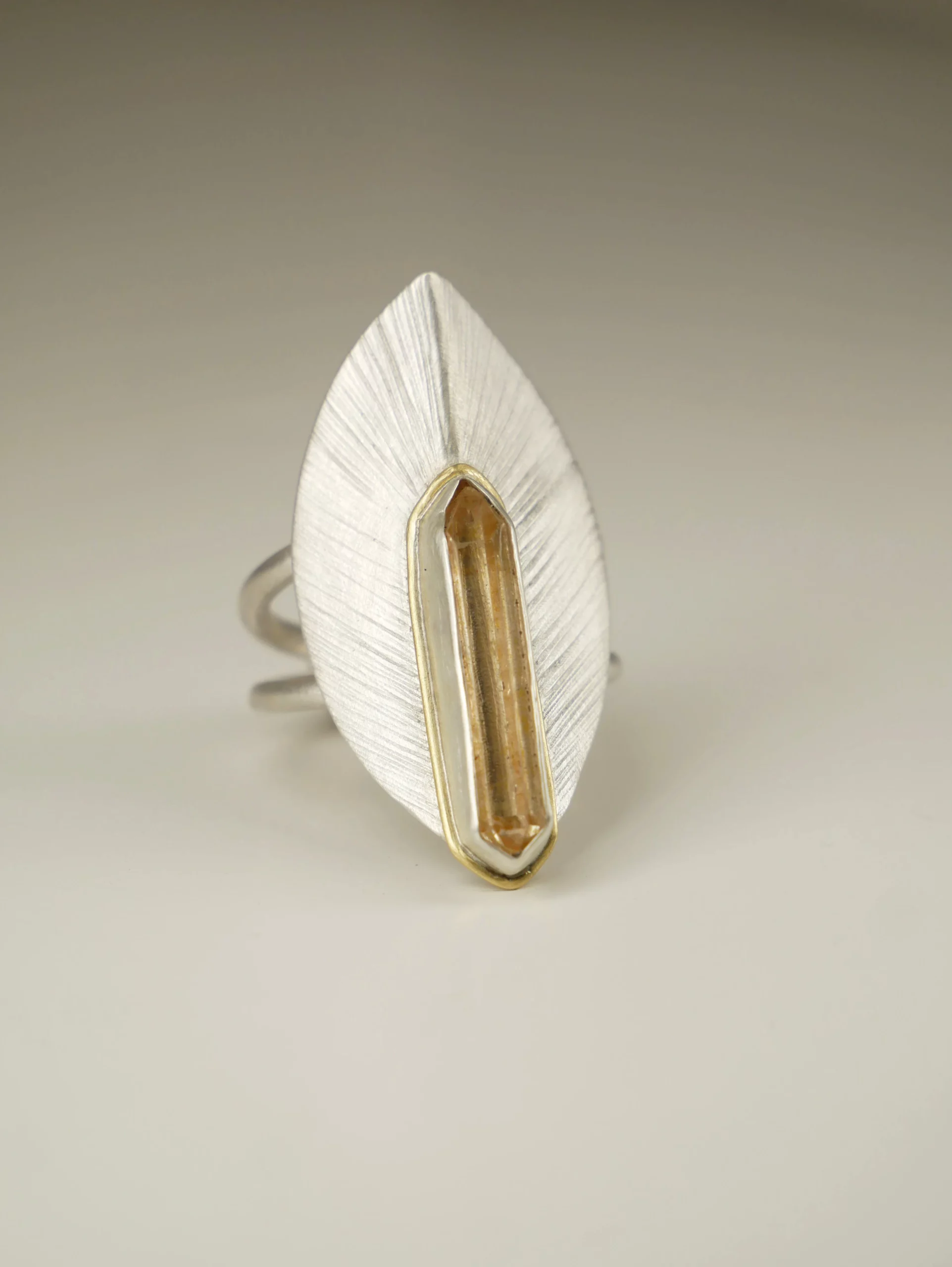 Bague en argent strié en forme de feuille d'automne avec citrine biterminée et liseret en laiton. Pièce unique réalisée à la main par Eliz'art, Bordeaux.