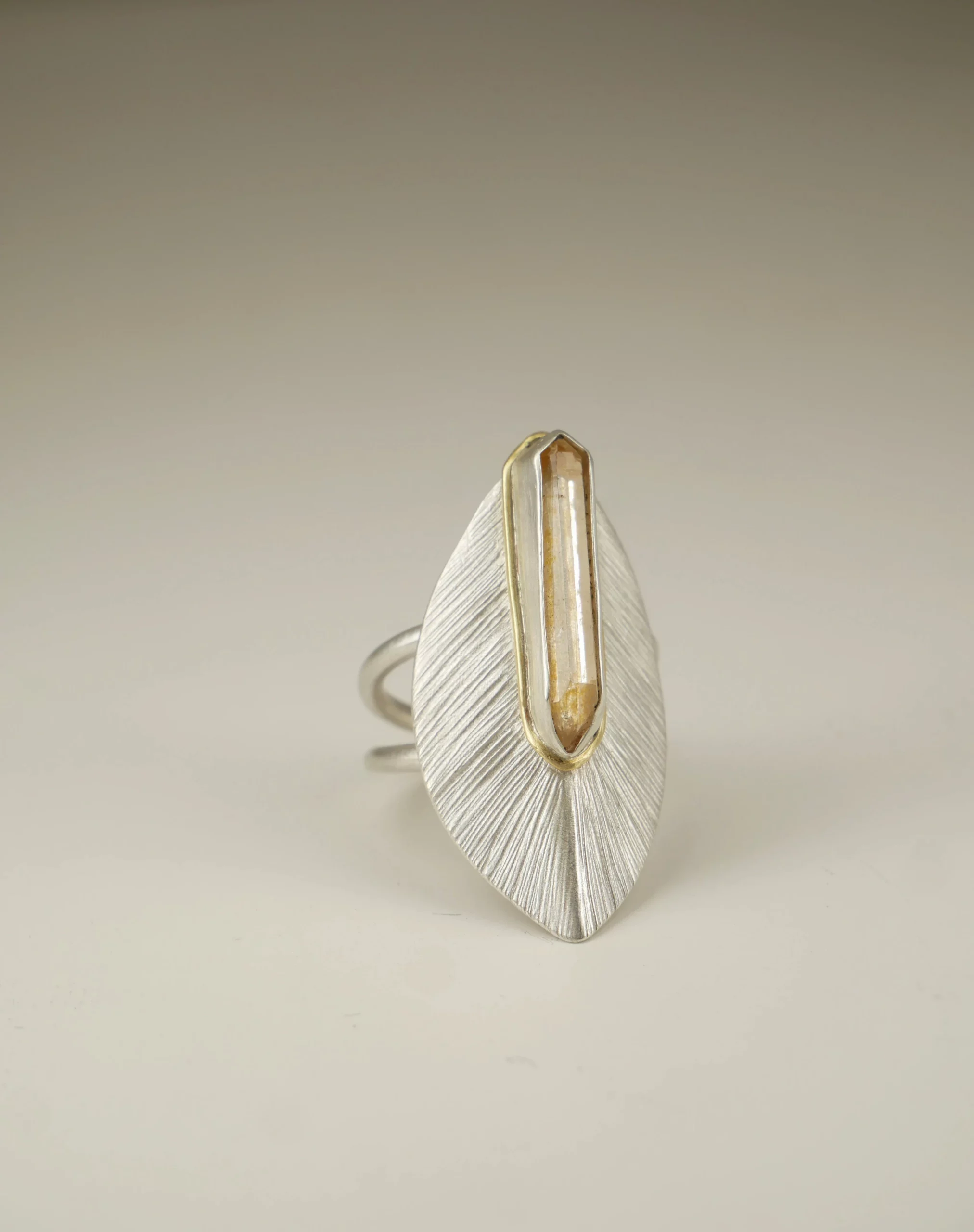 Bague en argent strié en forme de feuille d'automne avec citrine biterminée et liseret en laiton. Pièce unique réalisée à la main par Eliz'art, Bordeaux.
