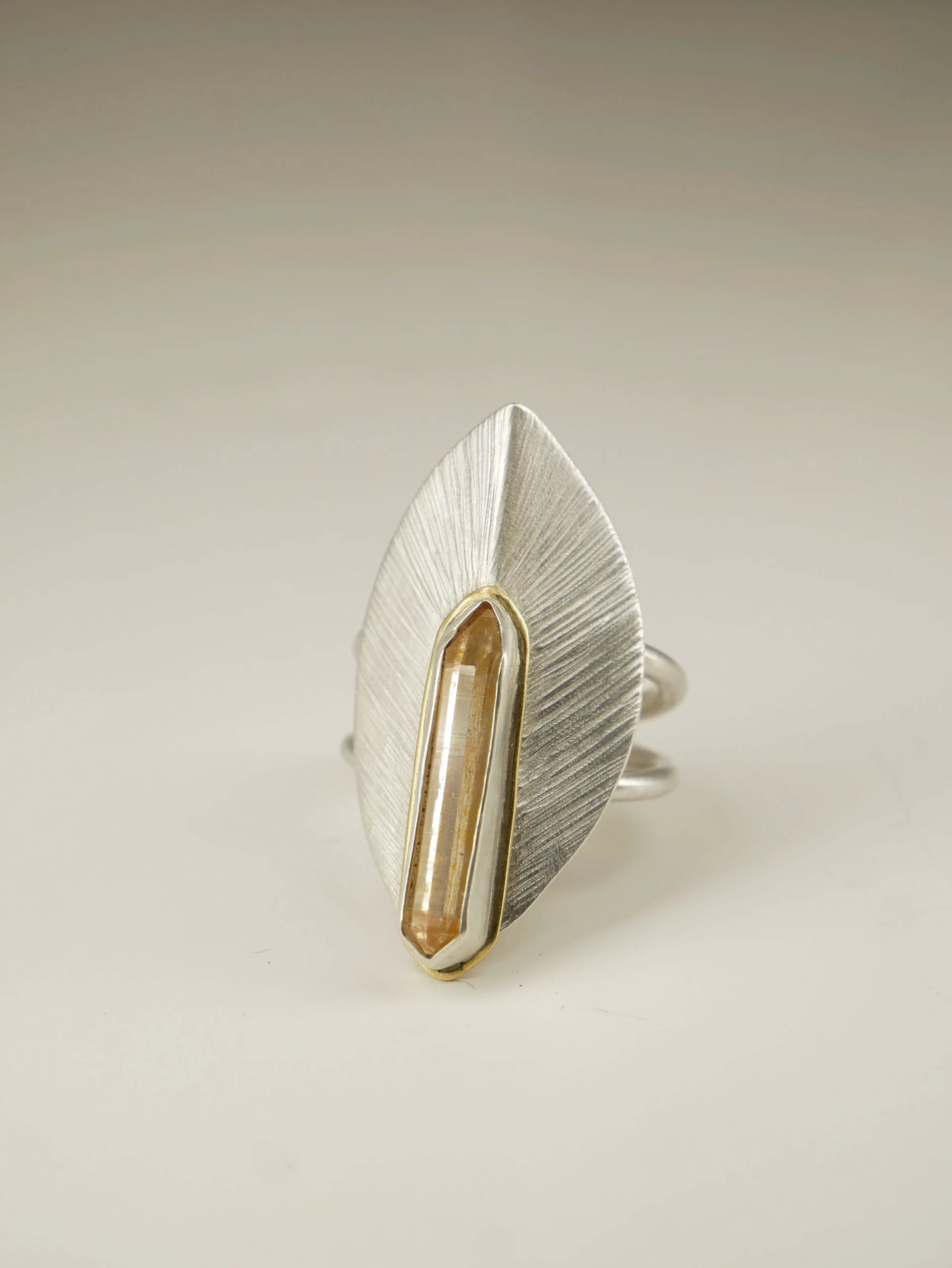 Bague en argent strié en forme de feuille d'automne avec citrine biterminée et liseret en laiton. Pièce unique réalisée à la main par Eliz'art, Bordeaux.