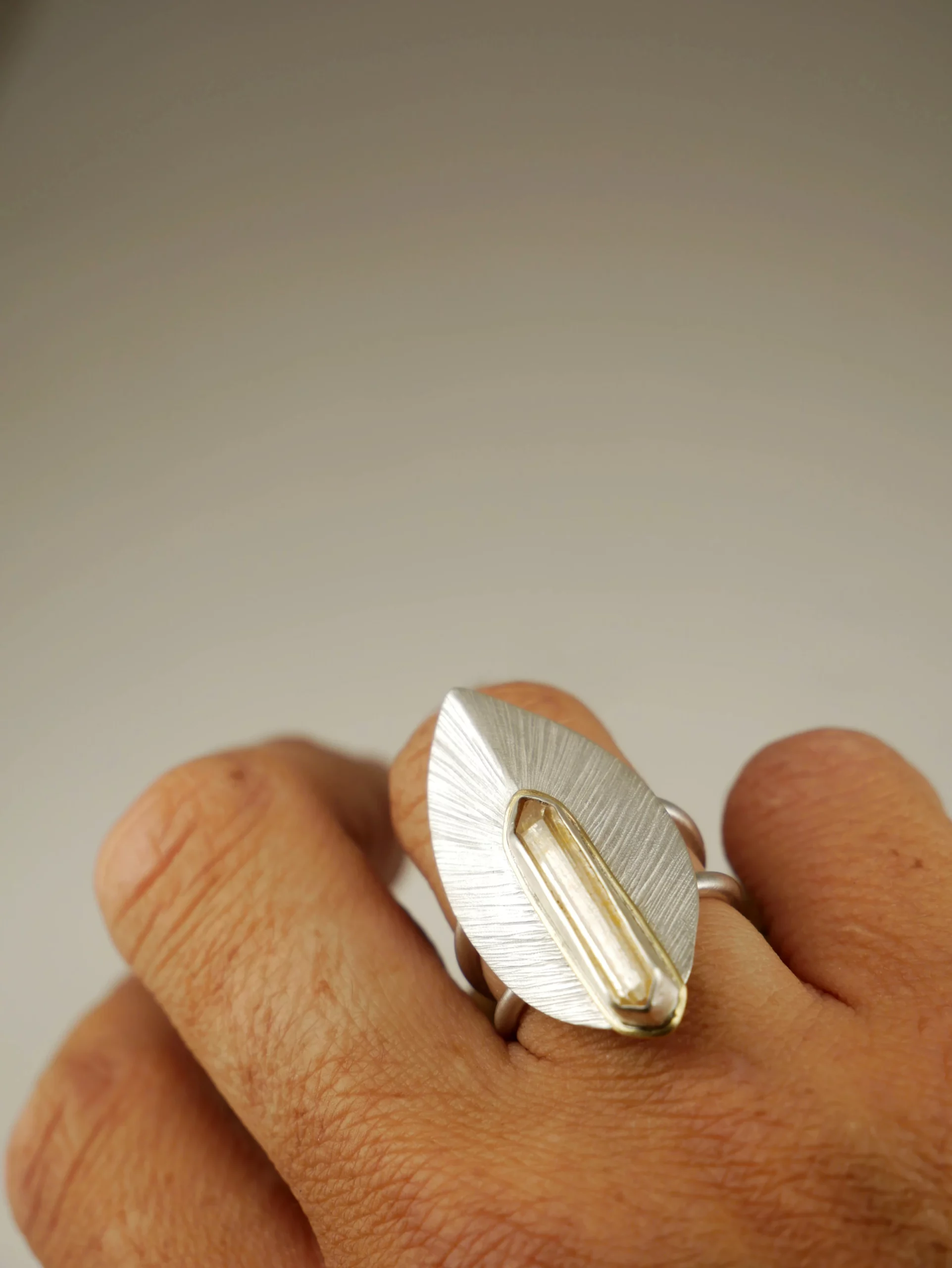 Bague en argent strié en forme de feuille d'automne avec citrine biterminée et liseret en laiton. Pièce unique réalisée à la main par Eliz'art, Bordeaux.