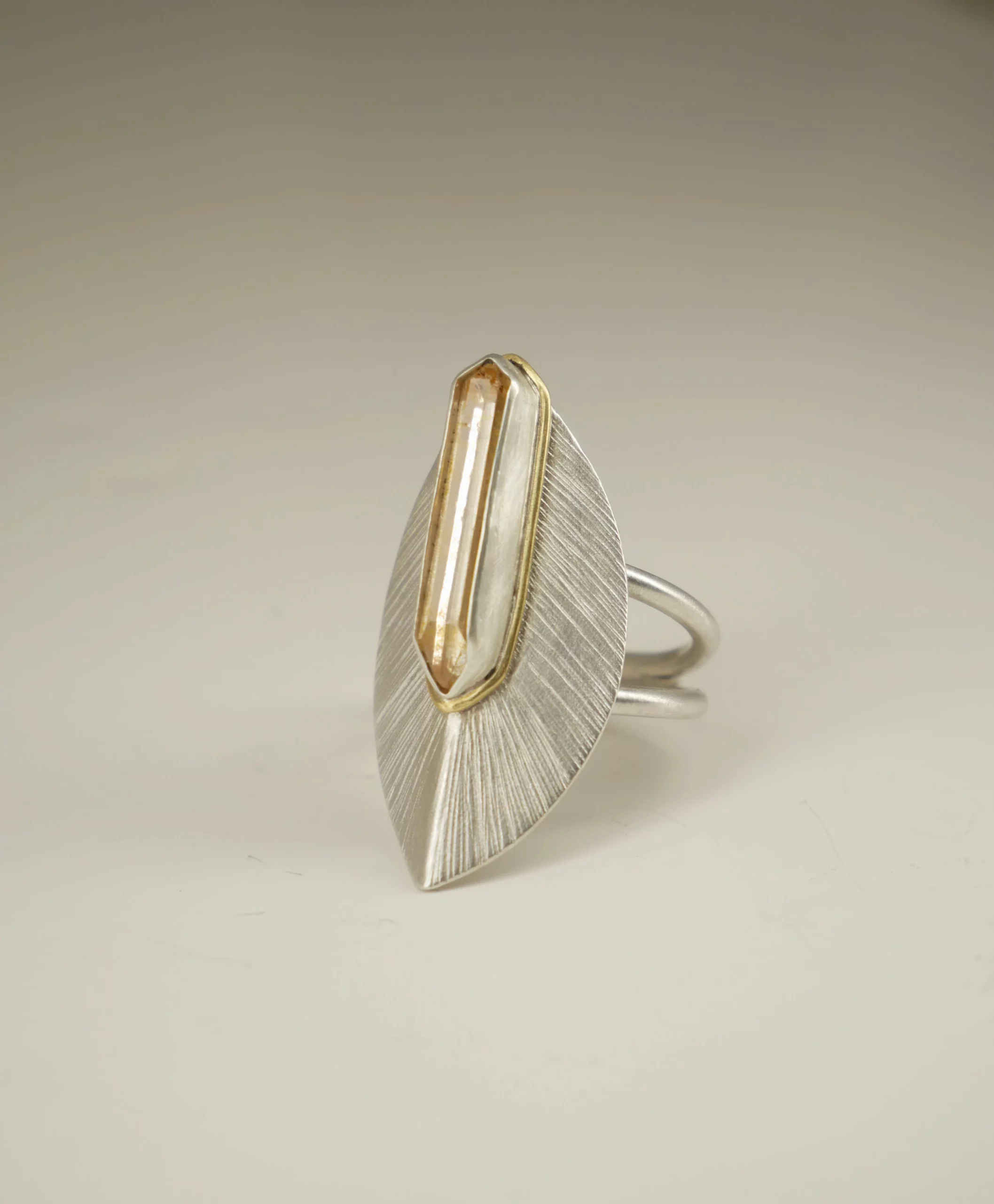 Bague en argent strié en forme de feuille d'automne avec citrine biterminée et liseret en laiton. Pièce unique réalisée à la main par Eliz'art, Bordeaux.