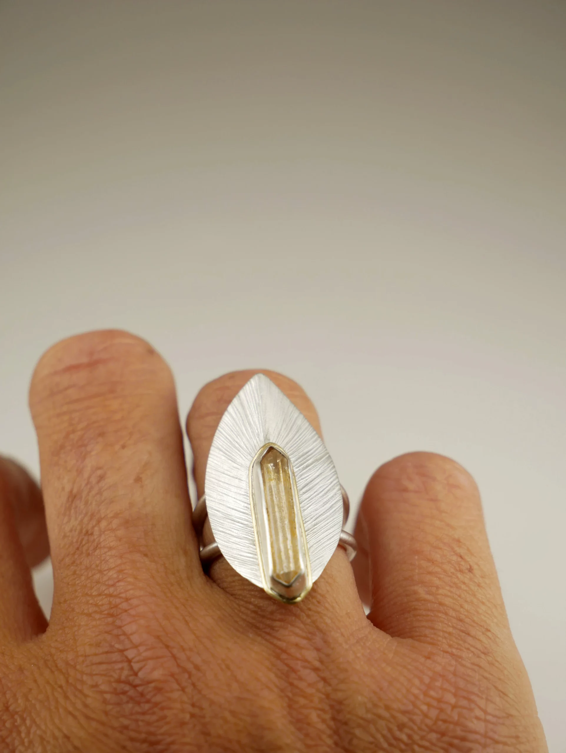 Bague en argent strié en forme de feuille d'automne avec citrine biterminée et liseret en laiton. Pièce unique réalisée à la main par Eliz'art, Bordeaux.