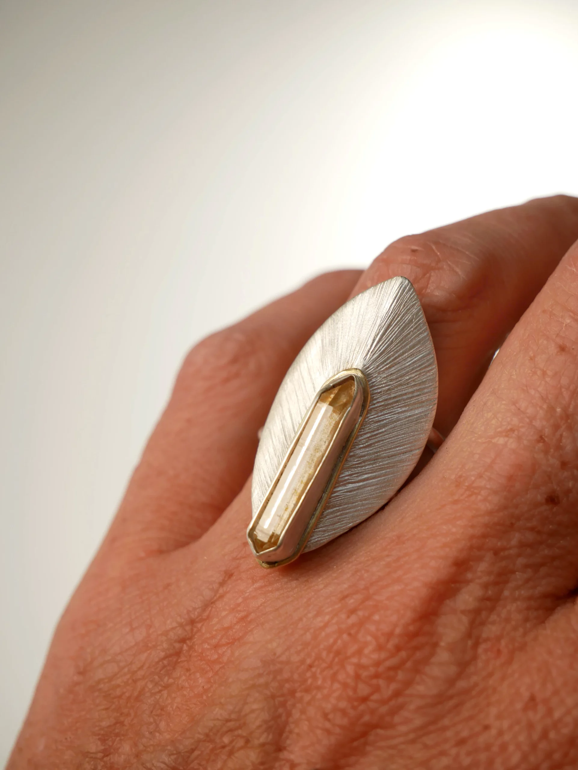 Bague en argent strié en forme de feuille d'automne avec citrine biterminée et liseret en laiton. Pièce unique réalisée à la main par Eliz'art, Bordeaux.