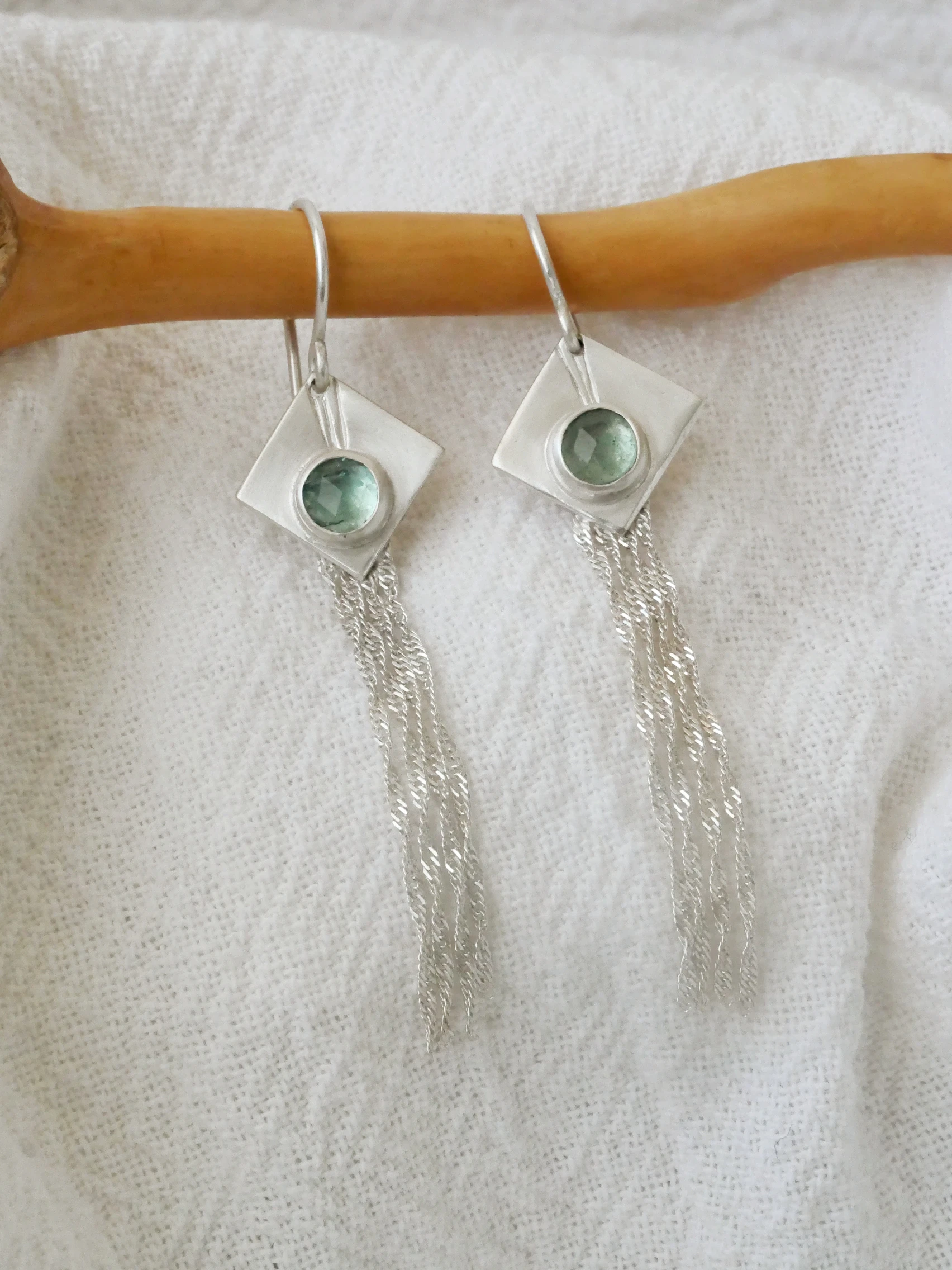 Boucles d'oreilles pendantes avec losange en argent brossé serti de cyanites vertes et fines chaînettes en argent. Bijou de créateur par Eliz'art, Bordeaux