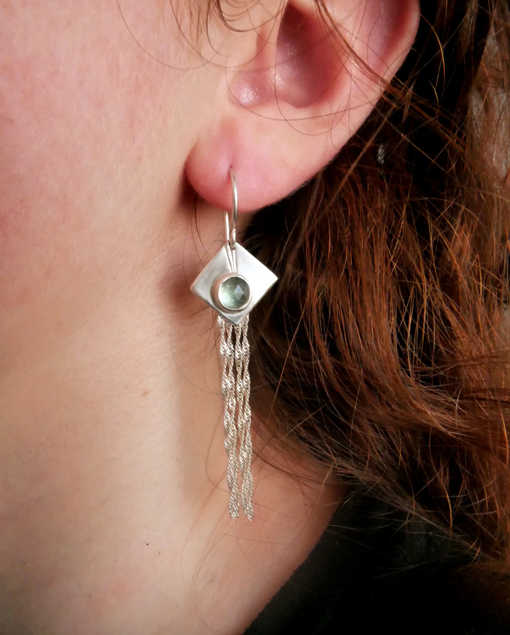 Boucles d'oreilles pendantes avec losange en argent brossé serti de cyanites vertes et fines chaînettes en argent. Bijou de créateur par Eliz'art, Bordeaux