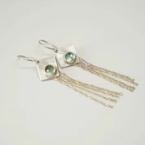 Boucles d'oreilles pendantes avec losange en argent brossé serti de cyanites vertes et fines chaînettes en argent. Bijou de créateur par Eliz'art, Bordeaux