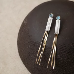 Boucles d'oreilles pendantes en argent texturé, tiges de laiton mobiles et topazes bleues. Bijou unique fait main à Bordeaux, Elizart