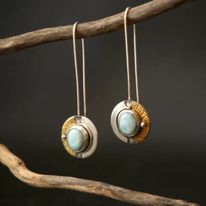 Boucles d'oreilles pendantes artisanales en argent, larimar et feuilles d'or 22k appliquées selon la technique du keum-boo. Bijou unique fait main par Eliz'art à Bordeaux