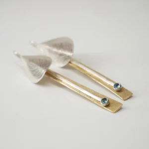 Boucles d'oreilles artisanales en argent ciselé, laiton et topaze bleue. Bijou de créateur par Eliz'art