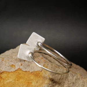 Boucles d'oreilles créoles artisanales en argent brossé et brillant. Bijou de créateur par Eliz'art.