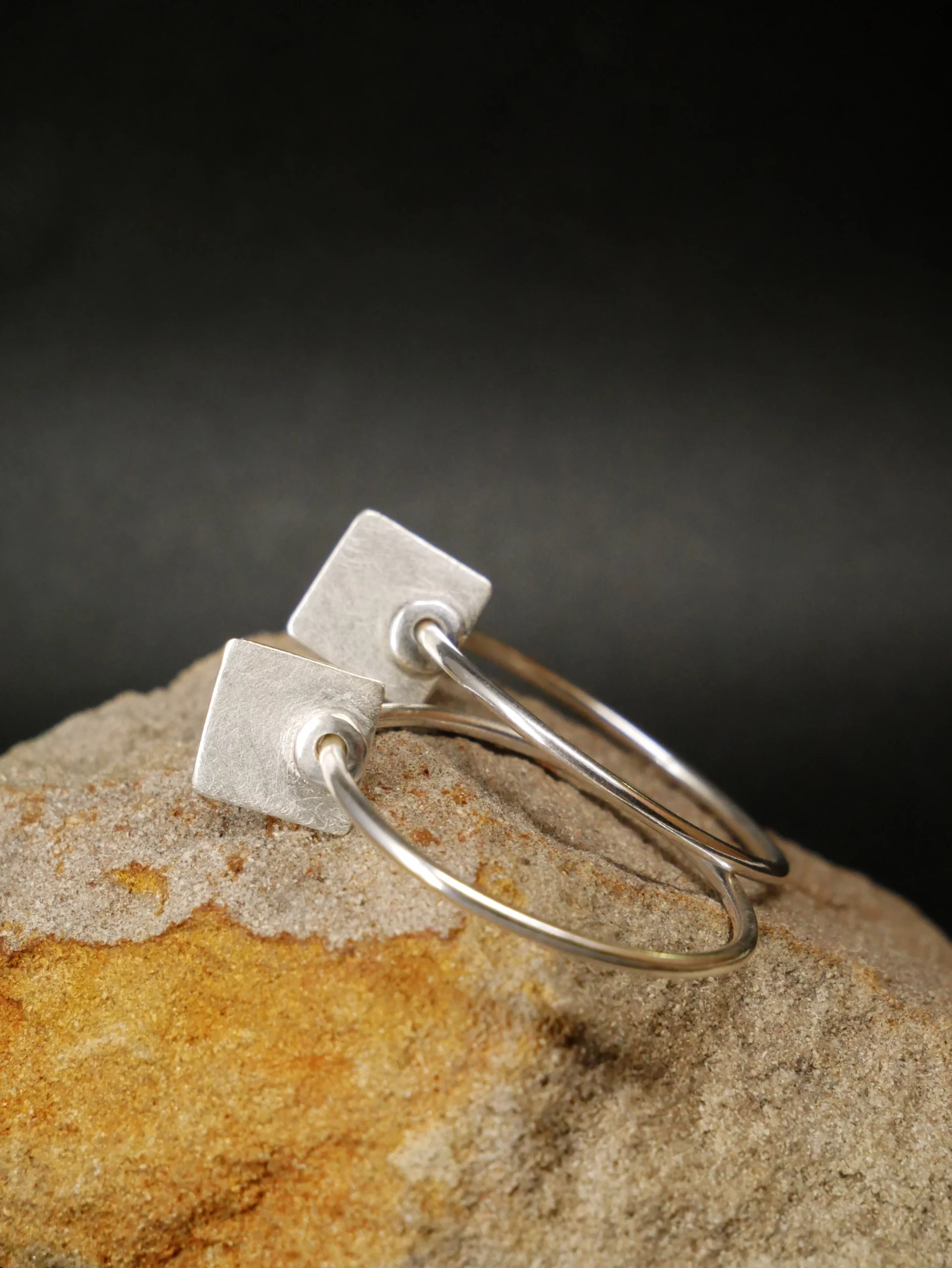 Boucles d'oreilles créoles artisanales en argent brossé et brillant. Bijou de créateur par Eliz'art.