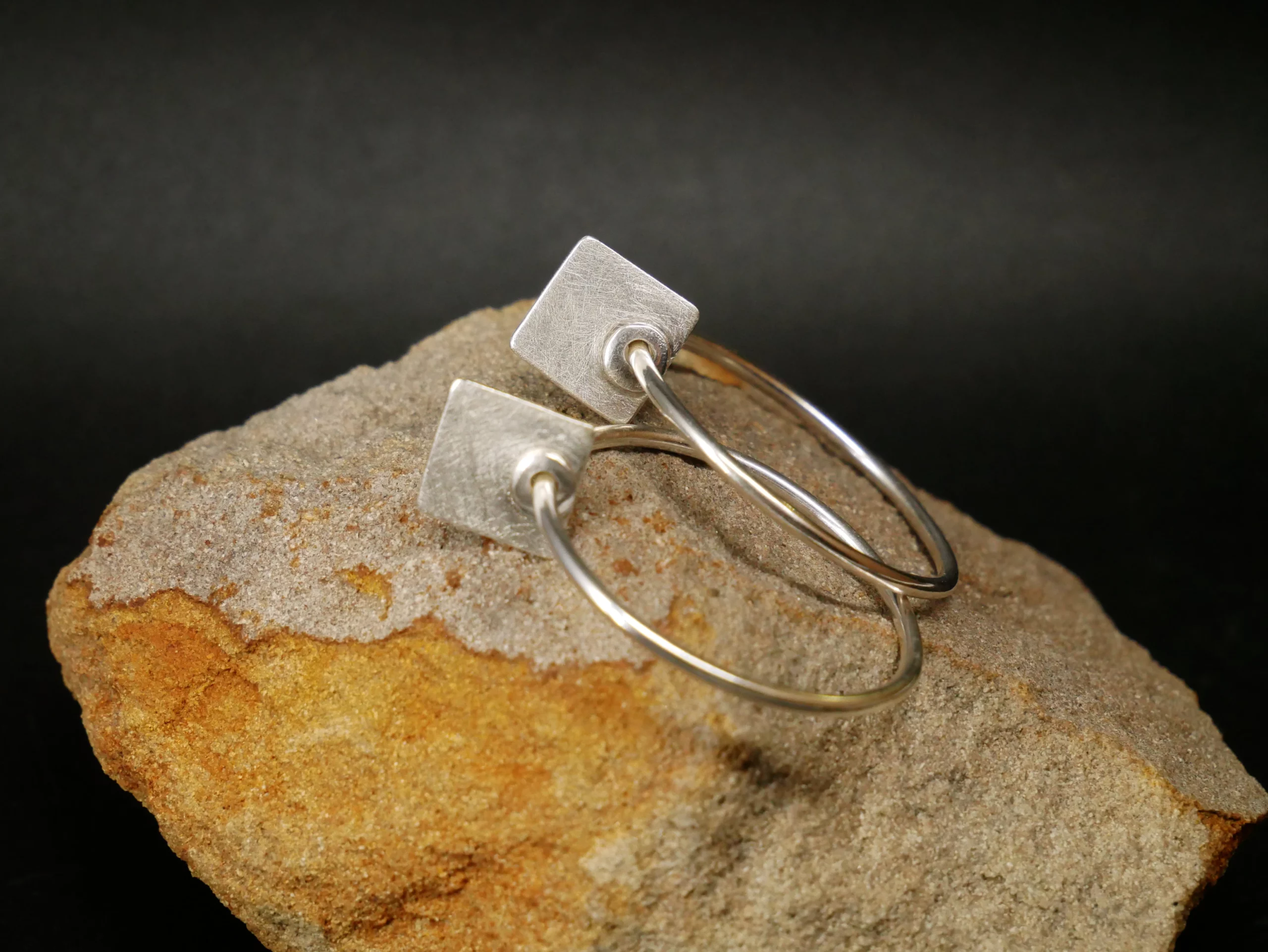 Boucles d'oreilles créoles artisanales en argent brossé et brillant. Bijou de créateur par Eliz'art.