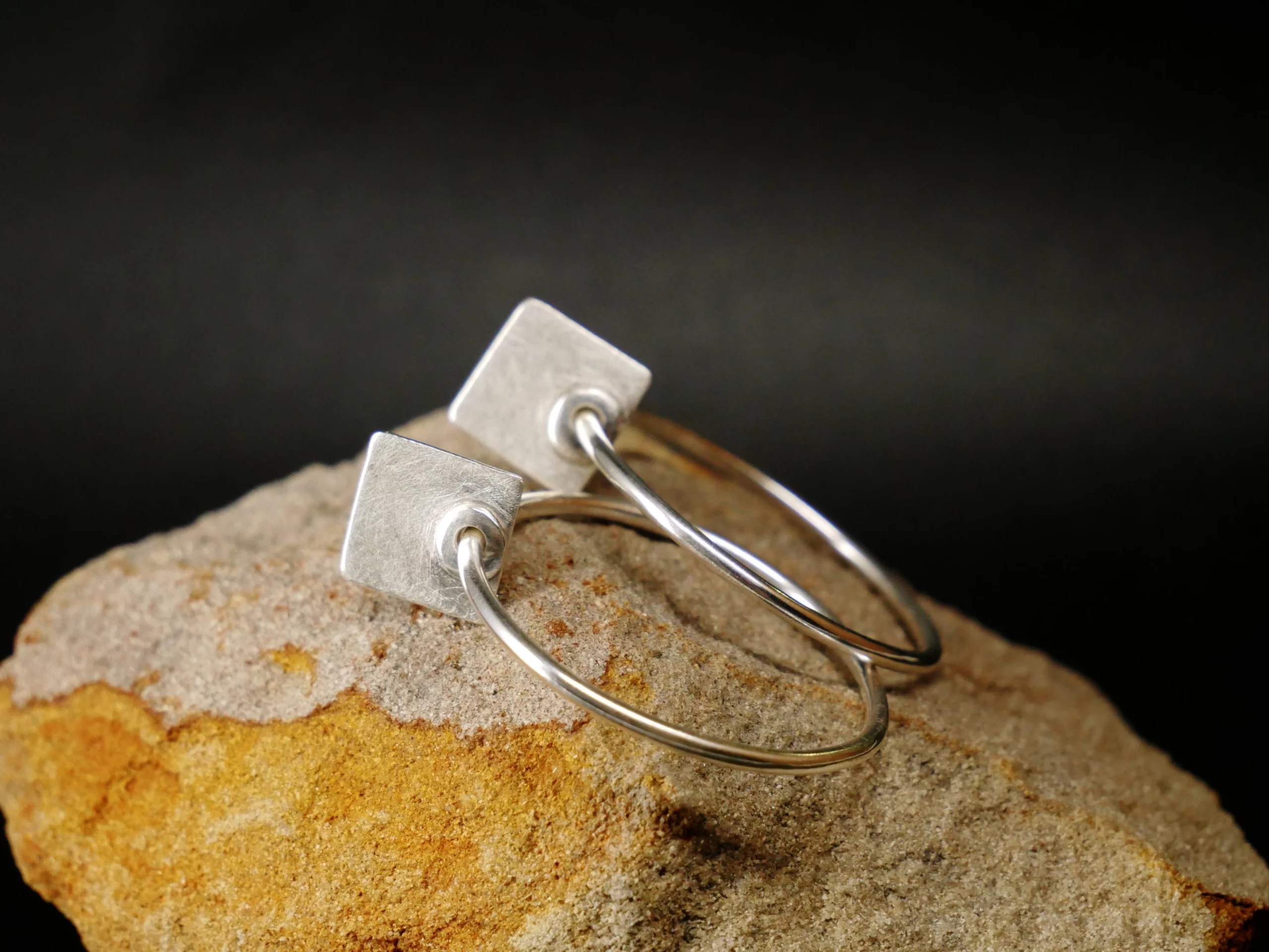 Boucles d'oreilles créoles artisanales en argent brossé et brillant. Bijou de créateur par Eliz'art.